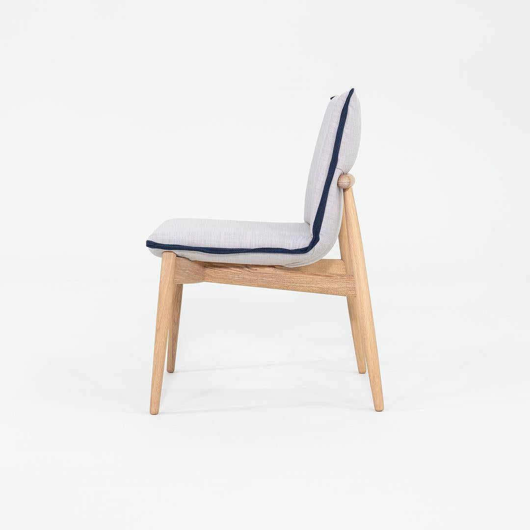XXI secolo e contemporaneo 2023 Set di 7 sedie da pranzo EOO4 di EOOS per Carl Hansen in tessuto blu e Oak in vendita