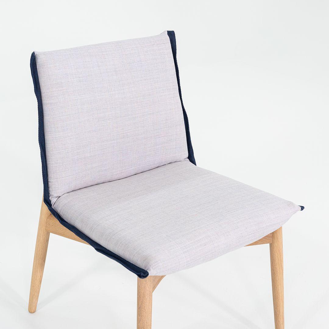 2023 Set di 7 sedie da pranzo EOO4 di EOOS per Carl Hansen in tessuto blu e Oak in vendita 1
