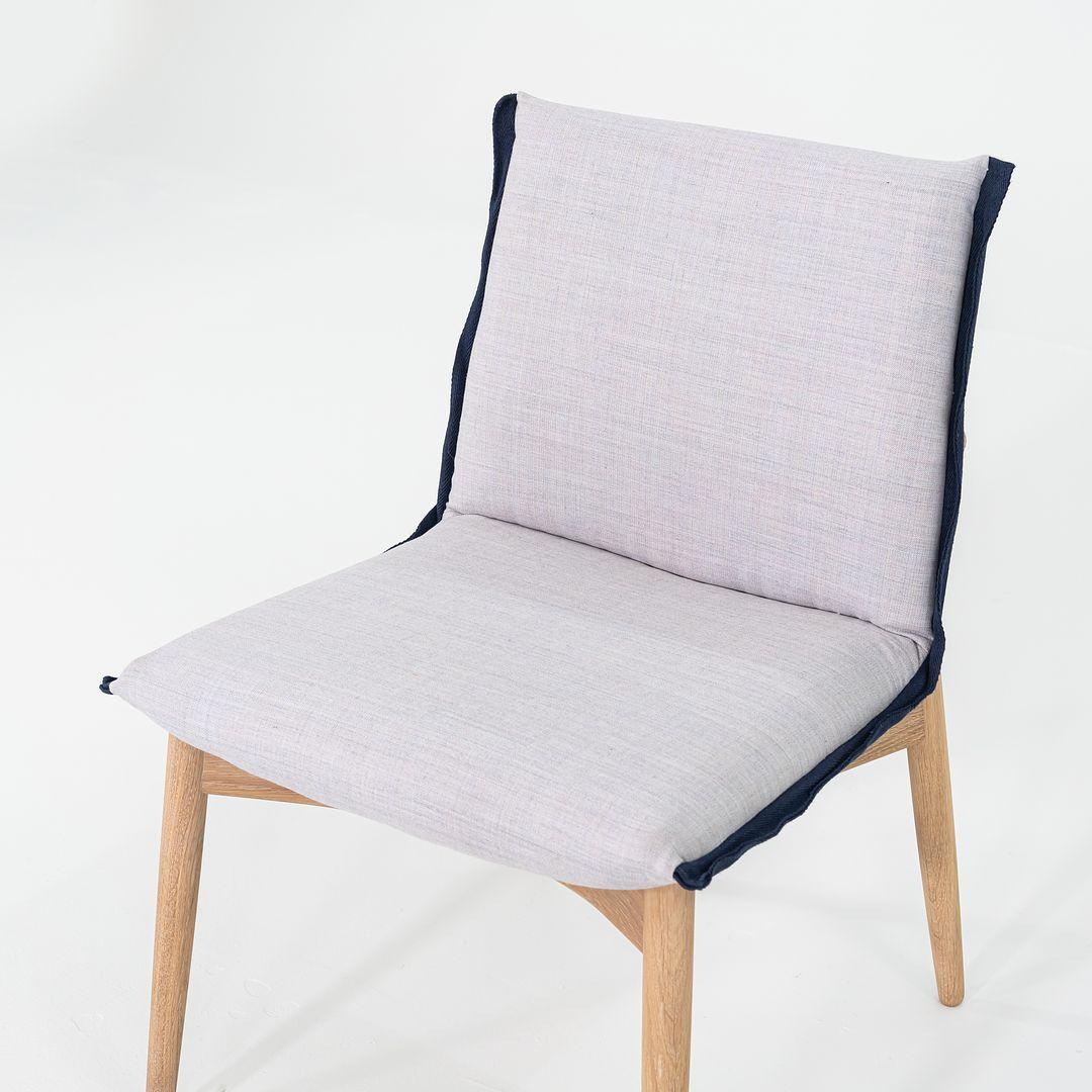 2023 Set di 7 sedie da pranzo EOO4 di EOOS per Carl Hansen in tessuto blu e Oak in vendita 2