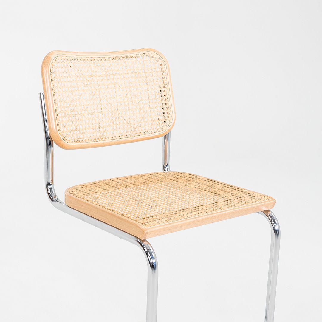 Questo è un set di tre sgabelli da banco Cesca, originariamente progettati da Marcel Breuer nel 1928. Questi esemplari in particolare sono stati prodotti da Knoll negli Stati Uniti nel 2023. Il design è caratterizzato da una struttura in tubolare