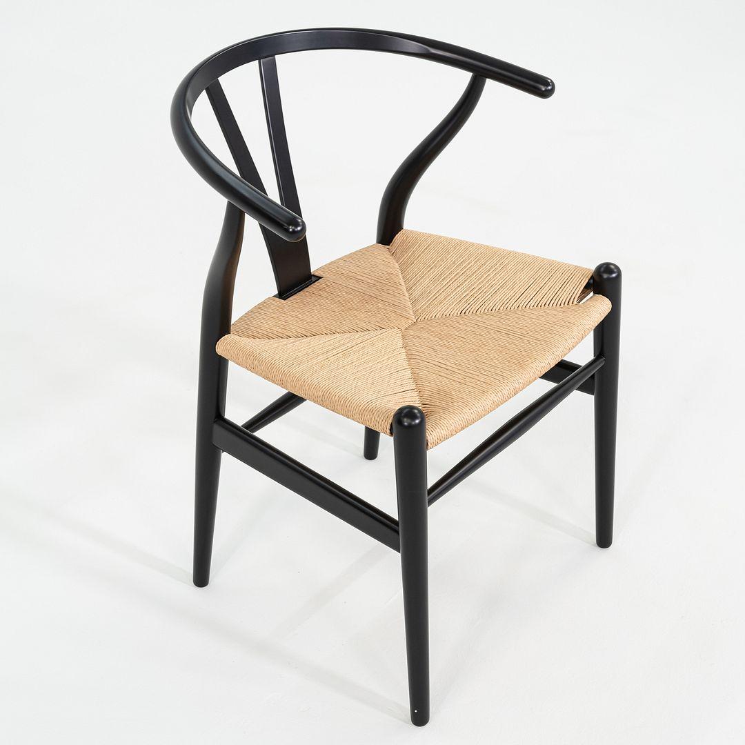 Questo è un set di tre sedie da pranzo CH24 Wishbone, disegnate originariamente da Hans J. Wegner nel 1949. Questi esemplari in particolare sono stati prodotti da Carl Hansen in Danimarca C.C. 2023. Le sedie sono realizzate con una solida struttura