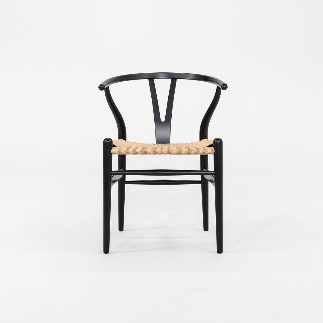 XXI secolo e contemporaneo 2023 Set di tre poltrone da pranzo Hans Wegner per Carl Hansen CH24 Wishbone in vendita