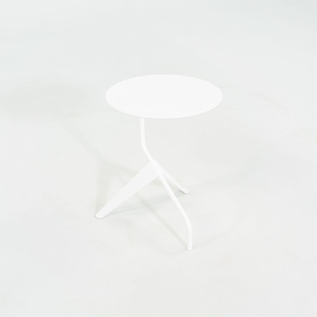 Il s'agit d'une table d'appoint K5B, conçue à l'origine par Thomas Schnur. Cet exemple particulier a été produit par Tecta en Allemagne C.C. 2023. La table est entièrement constituée d'acier. 
 

 La table K5B mesure 16 pouces de long, 16 pouces de