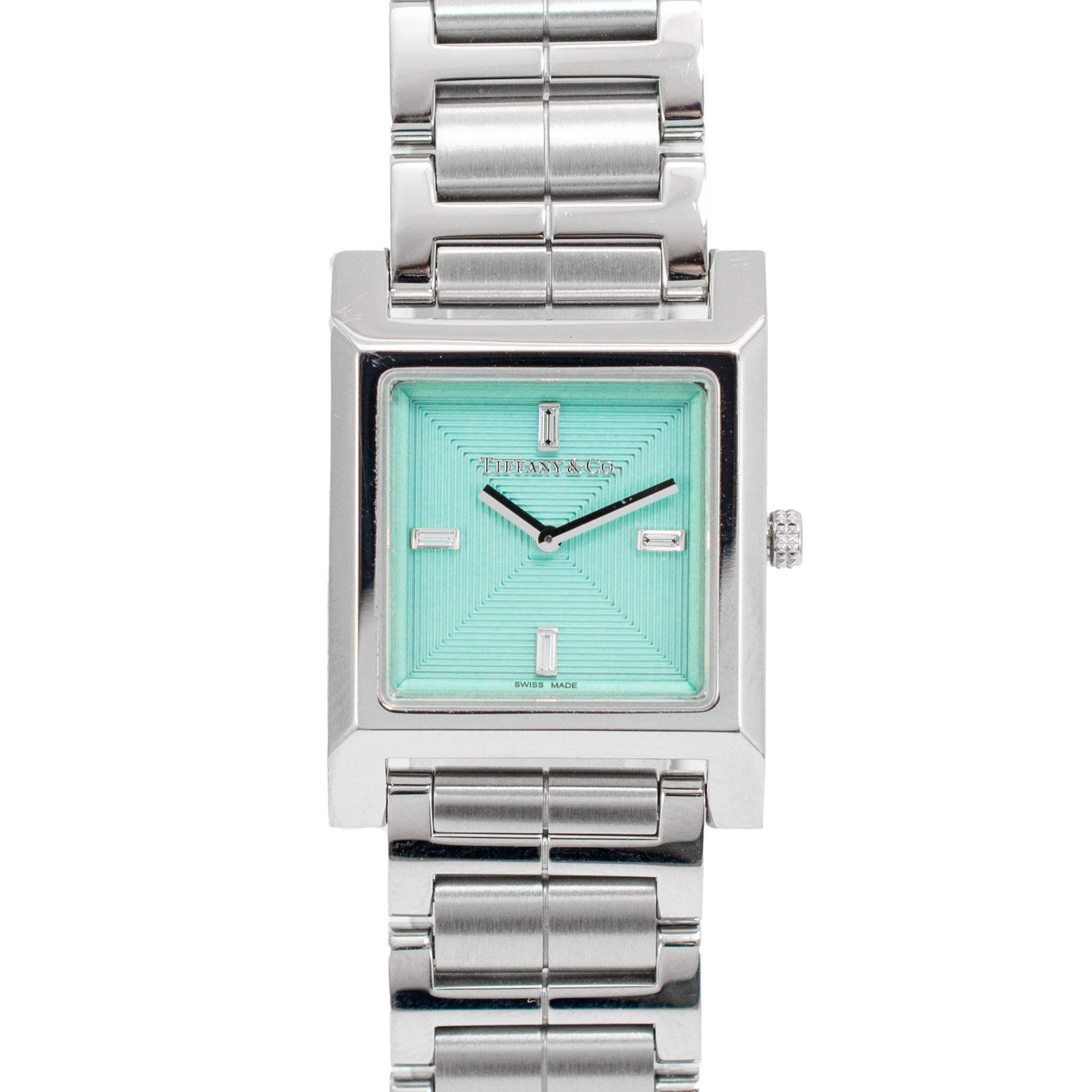 Marca: Tiffany & Co.  

Sexo: Señoras

Tipo de metal: Acero inoxidable

Diámetro: 20,00 mm

Peso: 77,41 gramos

Reloj de pulsera de señora de acero inoxidable con diamantes, de fabricación suiza, con caja y papeles originales. Grabado con 