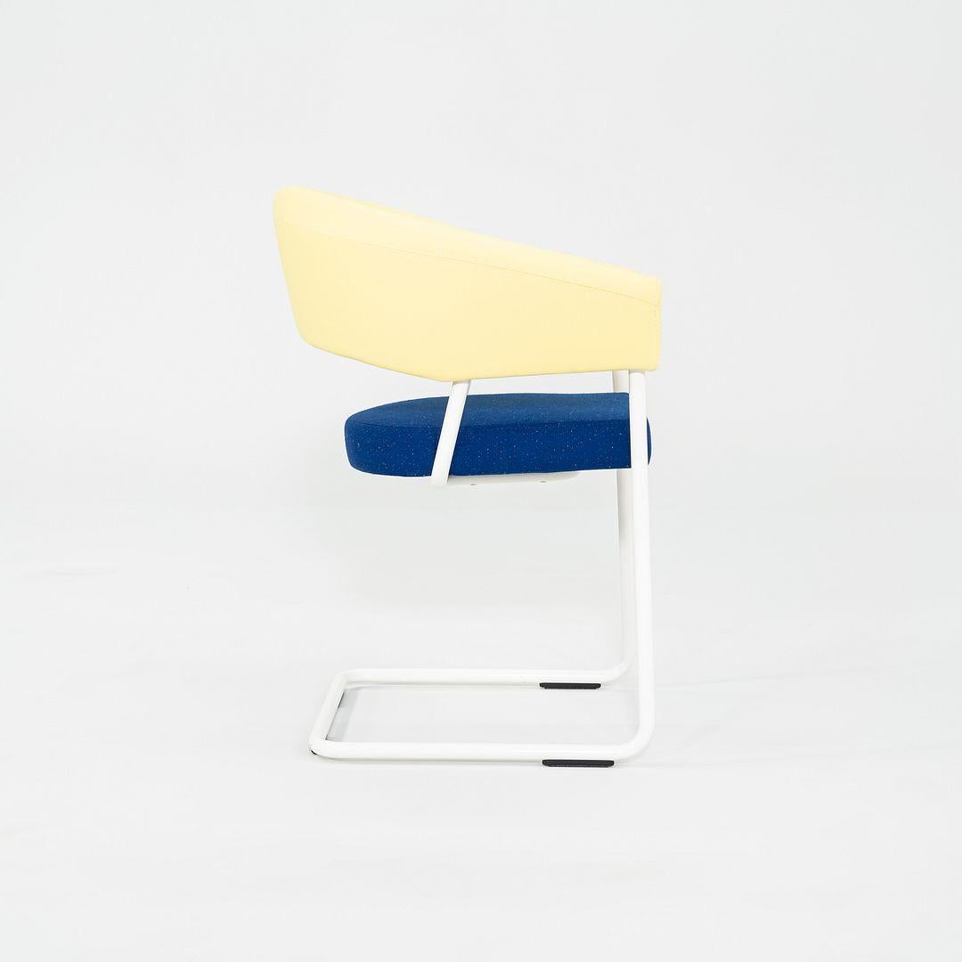 Se trata de una silla D9, diseñada originalmente por Wolfgang Hartauer. Este ejemplar en concreto fue fabricado por Tecta en Alemania C. 2023. La silla se compone de un armazón tubular de acero con un asiento tapizado en amarillo y azul. 
 
 La