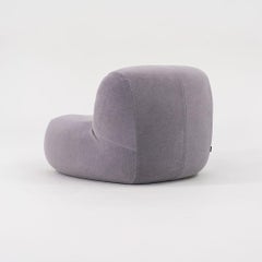 2023 Yabu Pushelberg Pukka Loungesessel in sanftem, eisengrauem Stoff gepolstert