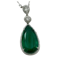 Pendentif en émeraude et diamant en forme de poire de 20,23 carats sur chaîne en diamant au mètre