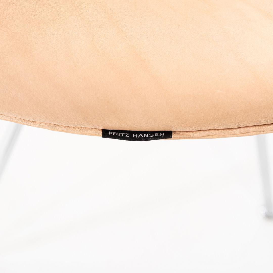 2024 Arne Jacobsen for Fritz Hansen Drop Dining Chair en cuir rustique en vente 3