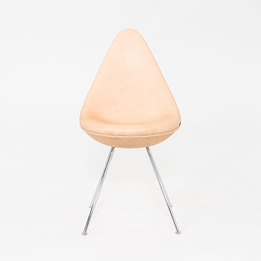 Il s'agit d'une chaise de salle à manger Drop, conçue à l'origine par Arne Jacobsen en 1958 pour l'emblématique hôtel SAS Royal de Copenhague et rééditée par Fritz Hansen. Cet exemple particulier a été produit en 2024. La chaise Drop se caractérise