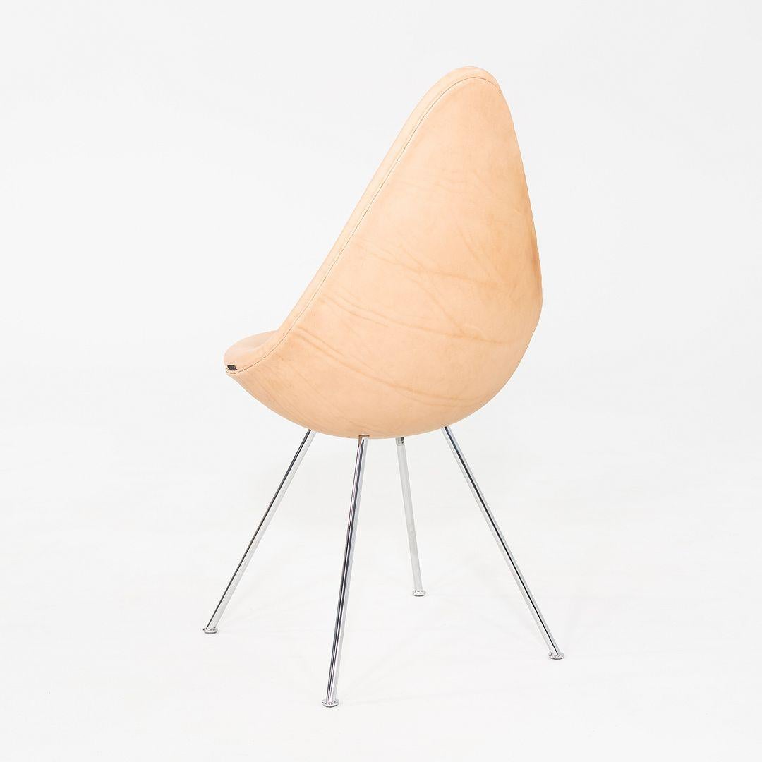 Danois 2024 Arne Jacobsen for Fritz Hansen Drop Dining Chair en cuir rustique en vente