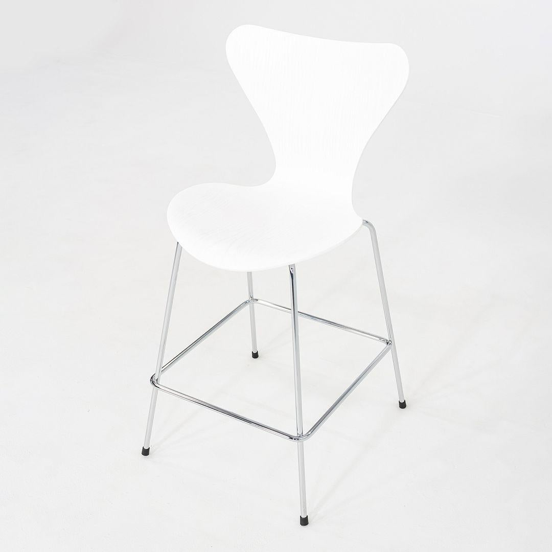 Moderne 2024 Arne Jacobsen pour Fritz Hansen Tabouret de comptoir série 7 en frêne peint en vente