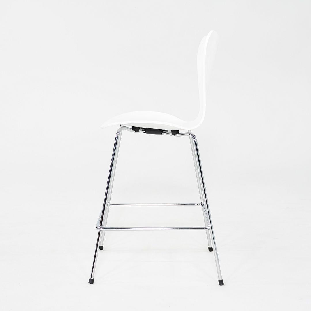 2024 Arne Jacobsen pour Fritz Hansen Tabouret de comptoir série 7 en frêne peint Bon état - En vente à Philadelphia, PA