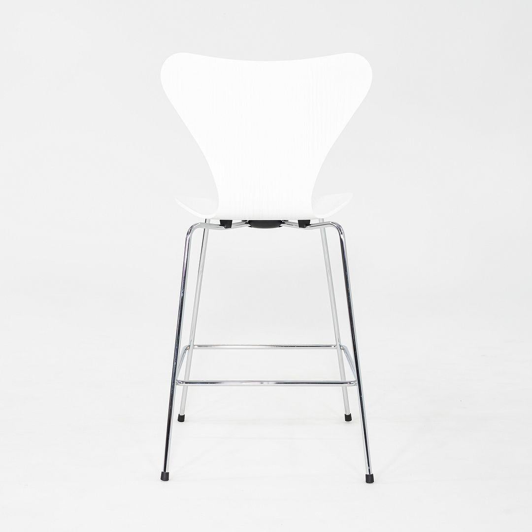 XXIe siècle et contemporain 2024 Arne Jacobsen pour Fritz Hansen Tabouret de comptoir série 7 en frêne peint en vente