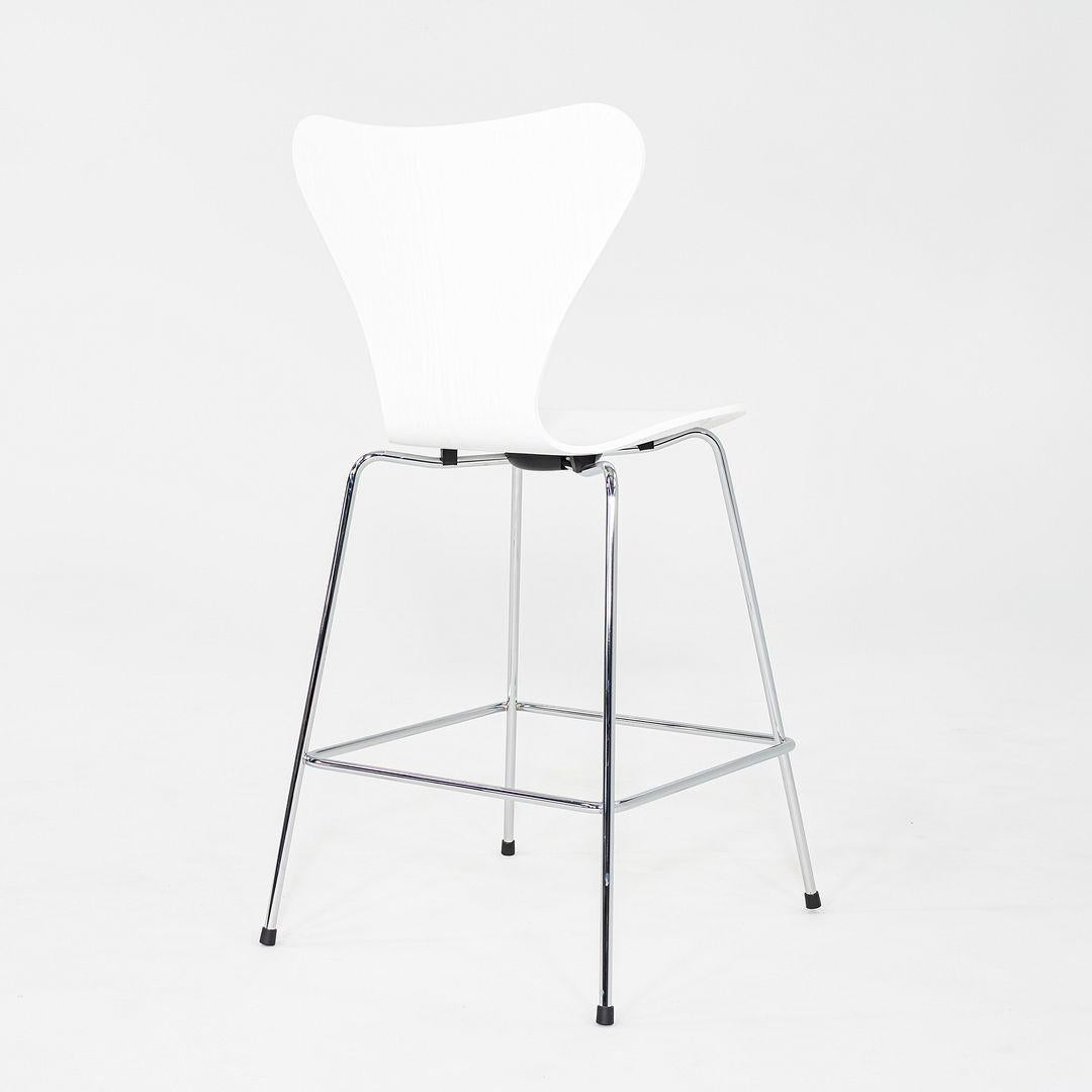 Acier 2024 Arne Jacobsen pour Fritz Hansen Tabouret de comptoir série 7 en frêne peint en vente