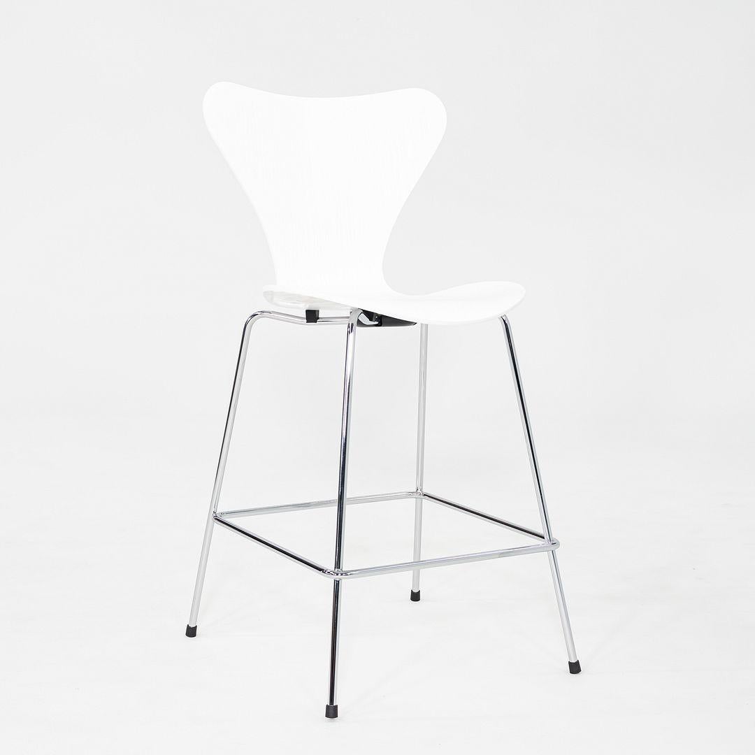 2024 Arne Jacobsen pour Fritz Hansen Tabouret de comptoir série 7 en frêne peint en vente 1
