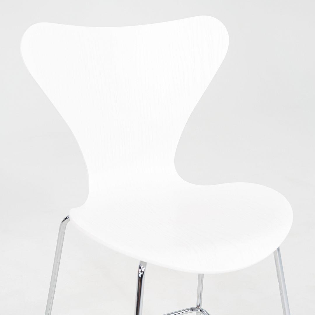 2024 Arne Jacobsen pour Fritz Hansen Tabouret de comptoir série 7 en frêne peint en vente 2