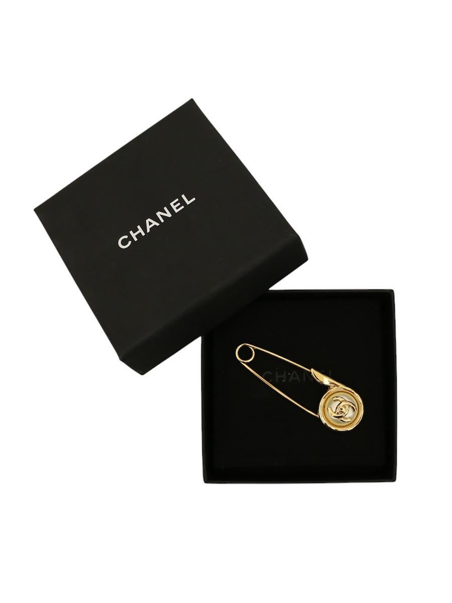 Impresionante alfiler de oro CHANEL CC adornado con una media perla de nácar, entregado en su estuche original CHANEL.
Estado: muy bueno
Fabricado en Italia
Material: metal, nácar
Color: oro, nácar
Dimensiones: 7 x 2 cm
Hardware: metal chapado en