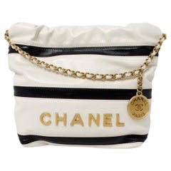 2024 Chanel Mini 22 Sac hobo en cuir de veau brillant rayé noir et blanc
