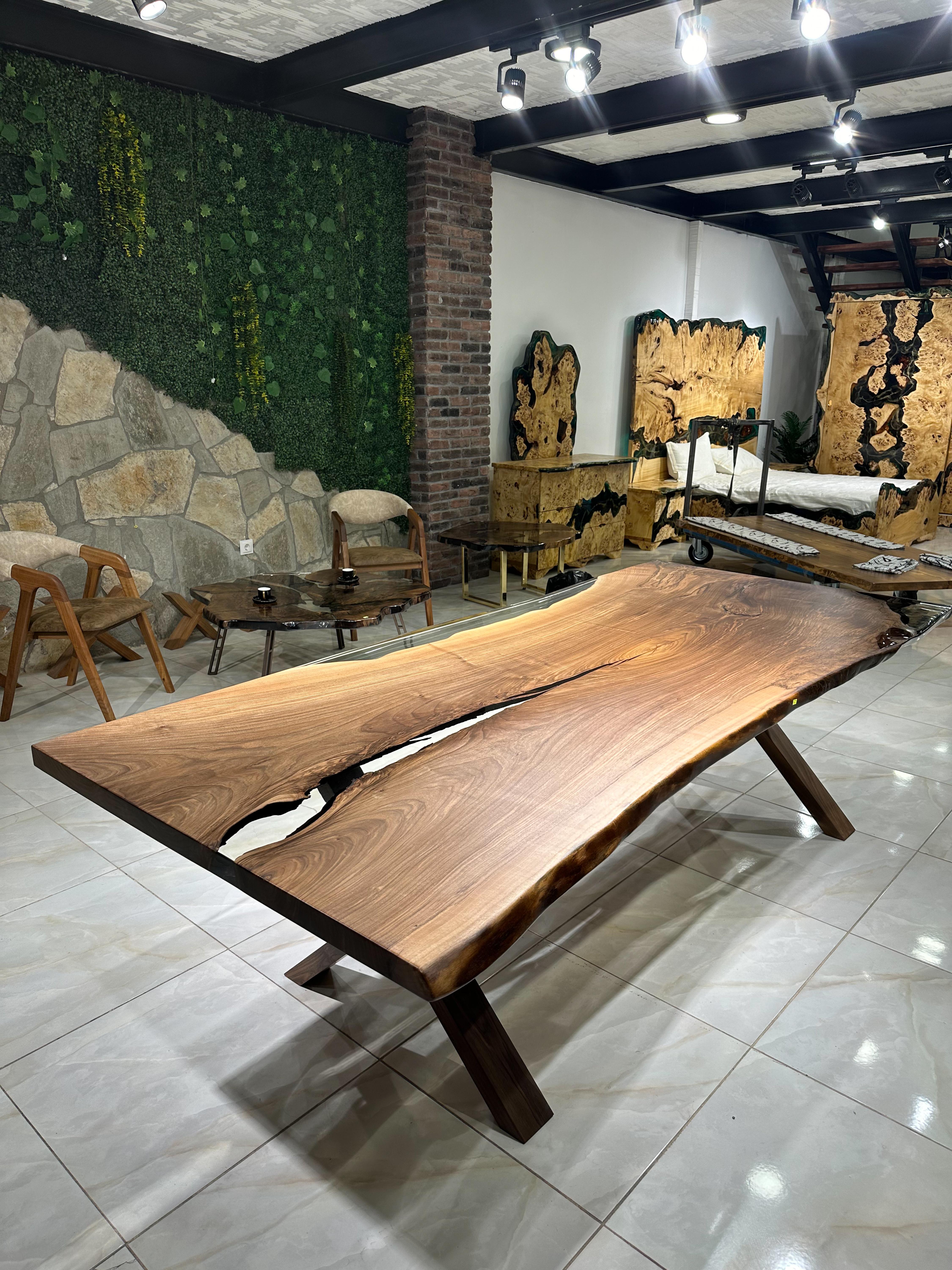 2024 Design Walnut Wood Custom Ultra Clear Epoxy Resin Live Edge Dining Table For Sale 2