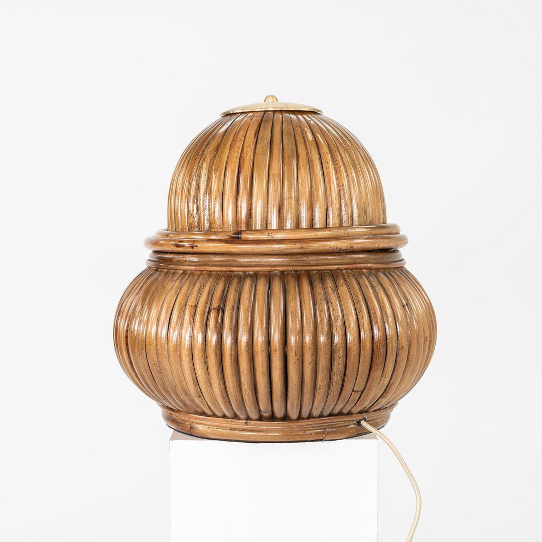 Questa è una lampada da terra Bohemian 72, disegnata originariamente da Gabriella Crespi nel 1972. Questo particolare esemplare è stato prodotto da Gubi in Danimarca nel 2024. La lampada è interamente realizzata in rattan. Crespi si ispira spesso