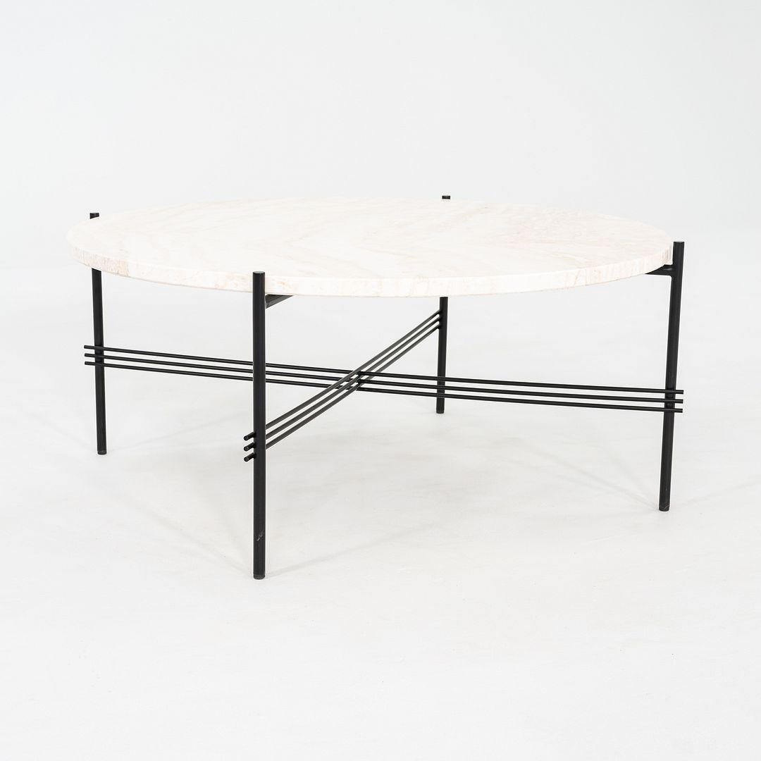 2024 GamFratesi para GUBI TS Mesa baja de exterior con tapa de travertino blanco neutro Moderno en venta