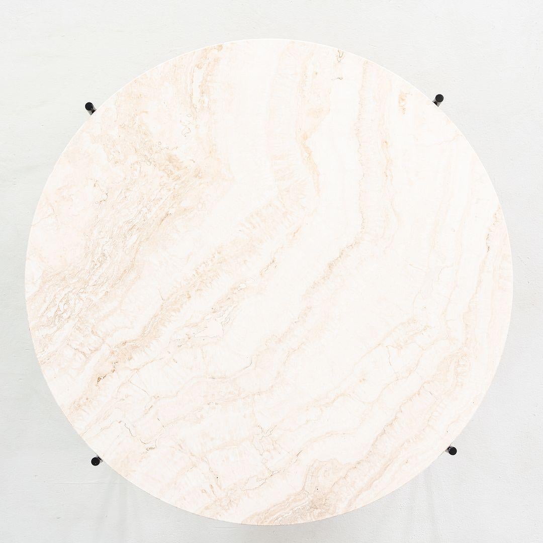 2024 GamFratesi para GUBI TS Mesa baja de exterior con tapa de travertino blanco neutro en venta 1