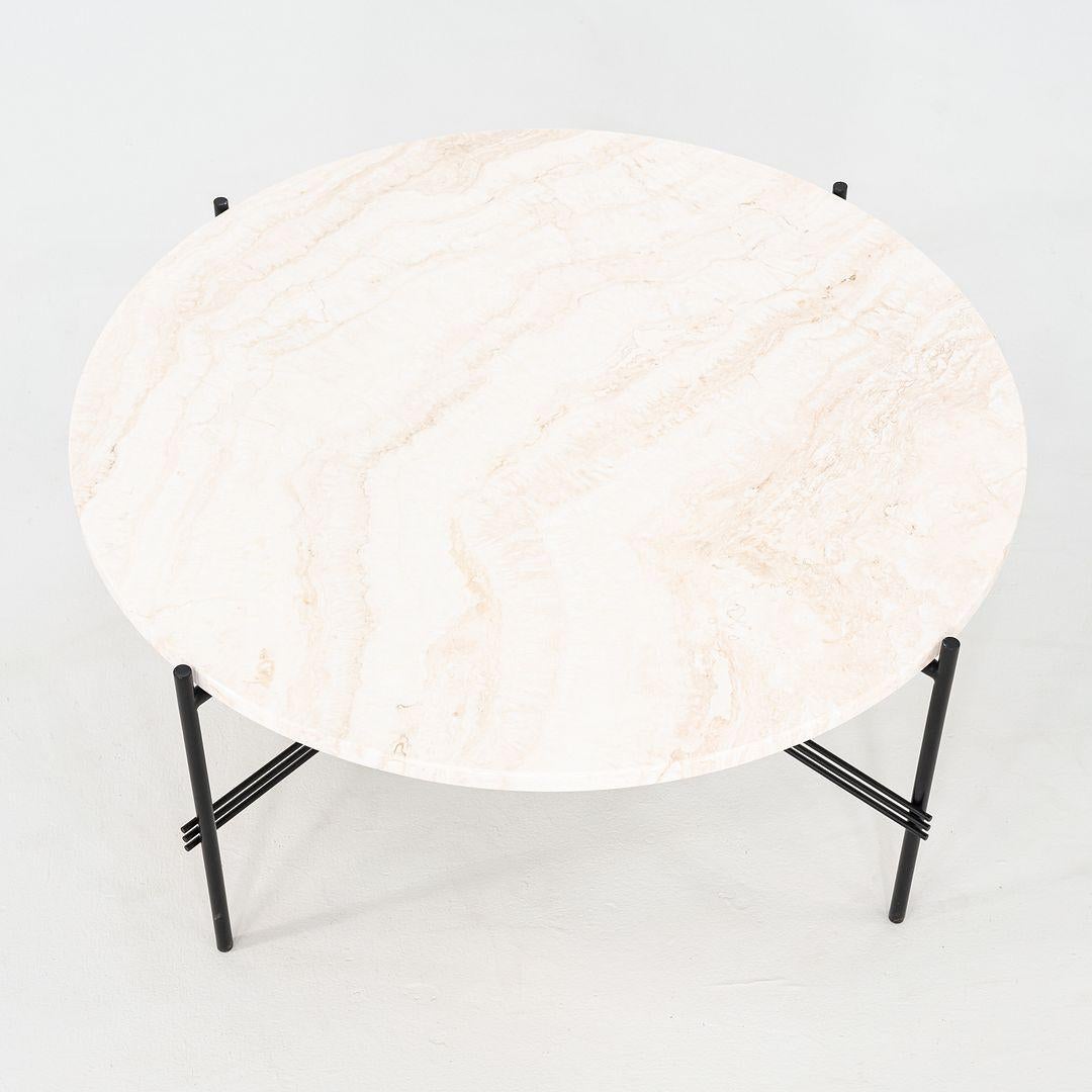 2024 GamFratesi para GUBI TS Mesa baja de exterior con tapa de travertino blanco neutro en venta 2