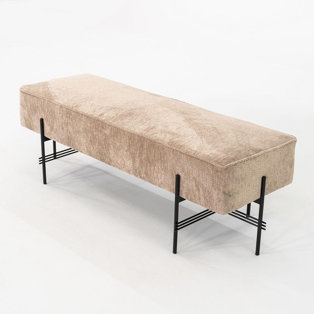 Questo è un pouf TS, originariamente disegnato da GamFratesi per Gubi nel 2006. Questo particolare esemplare è stato prodotto in Danimarca nel 2024. Il pouf è composto da una base in metallo verniciato a polvere nera e da una seduta in schiuma
