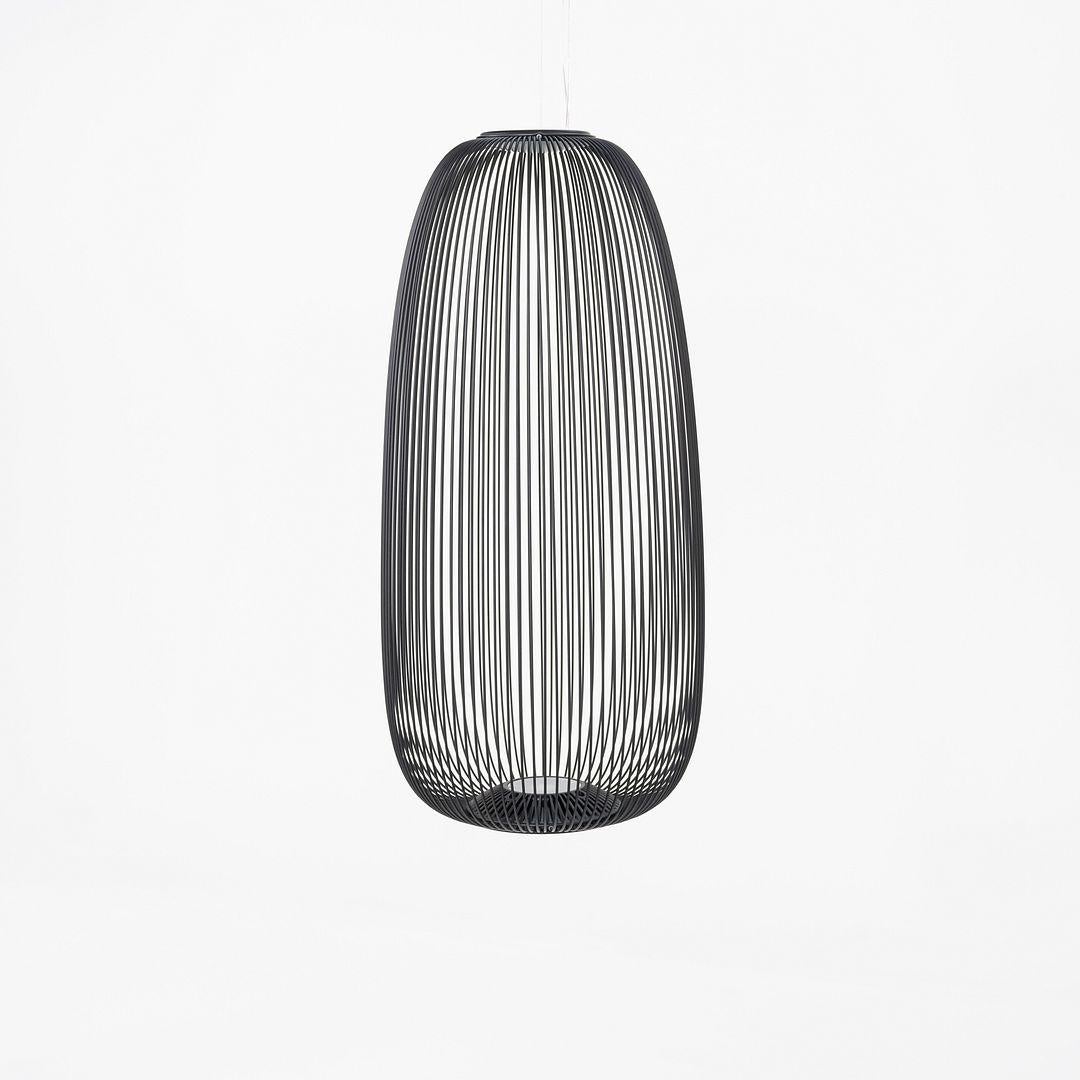Questa è una lampada a LED a sospensione Spokes 1, progettata da Garcia and Cumini nel 2015. Questo particolare esemplare è stato prodotto da Foscarini in Italia C.C. 2024. Il design delle lampade è composto da acciaio verniciato e alluminio.
 
 La