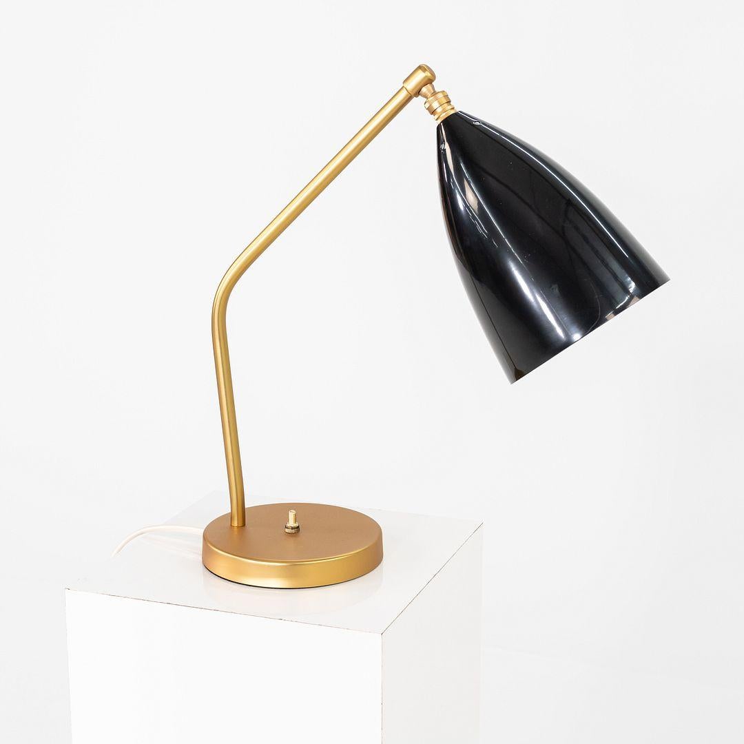 Dies ist eine Grashoppa-Tischlampe, die ursprünglich von Greta M. Grossman für GUBI im Jahr 1947 entworfen wurde. Diese Exemplare wurden 2024 in Dänemark hergestellt. Die Lampen bestehen aus einem Messingfuß, einem Aluminiumschirm und einem
