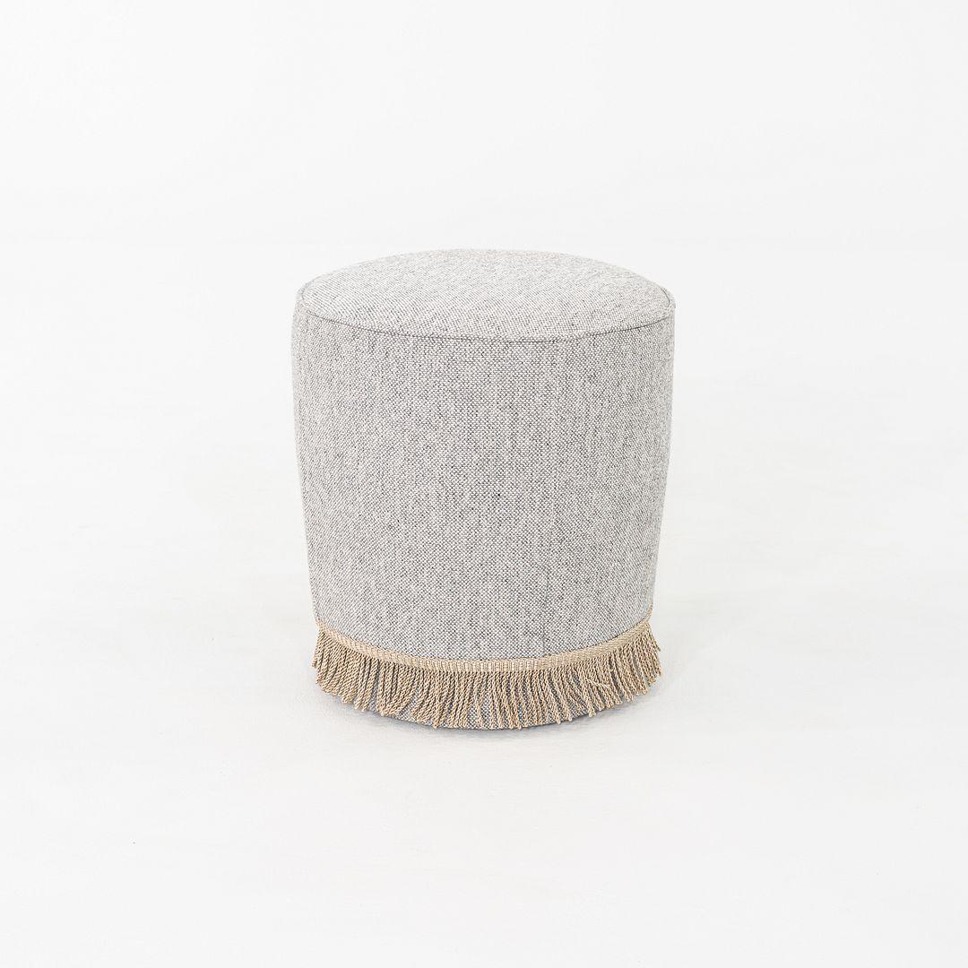 Questi sono Pouff Gubi prodotti in Danimarca nel 2024. I pouff sono costituiti da una struttura in truciolato e sono rivestiti con un tessuto grigio di Kvadrat, Hallingdal 65. I Pouff Gubi sono noti per le frange alla base che sono un omaggio al XX