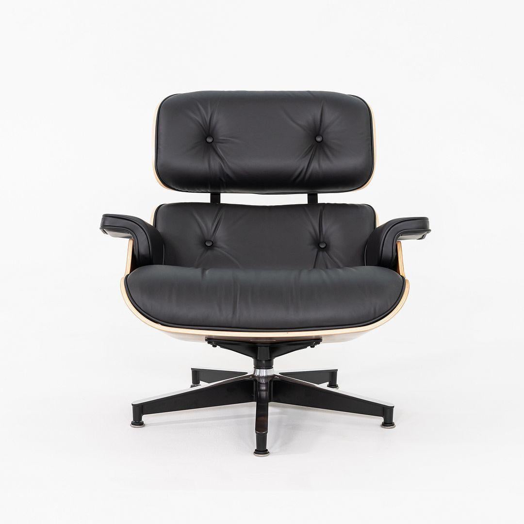 Il s'agit d'une chaise longue et d'un pouf Eames, modèles 670 et 671, conçus à l'origine par Charles et Ray Eames pour Herman Miller en 1956. Cette série a été produite aux États-Unis en 2024. Les coques de cet ensemble sont composées de palissandre