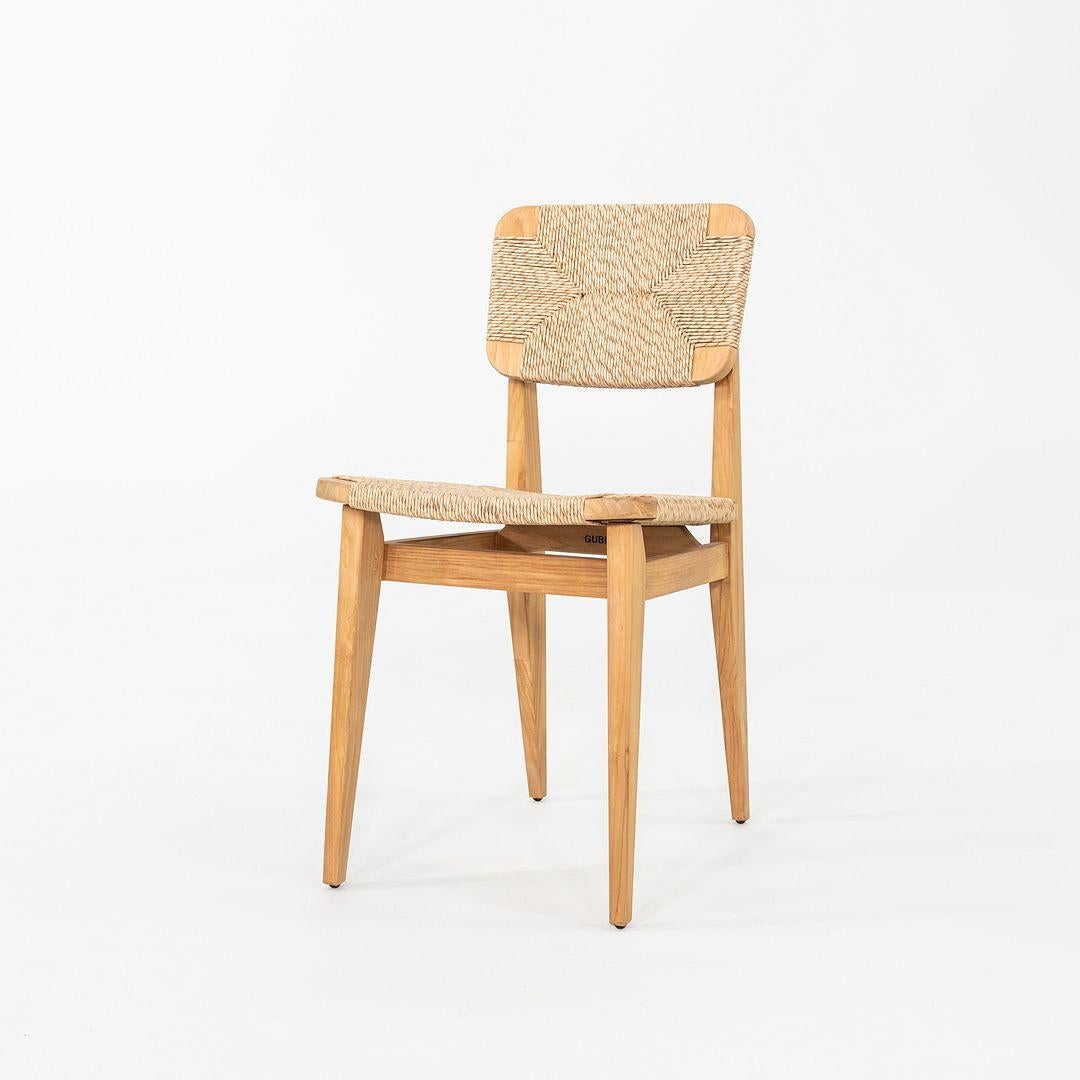 Il s'agit d'une chaise C d'extérieur, conçue à l'origine par Marcel Gascoin pour GUBI en 1947. Cet exemple particulier a été produit au Danemark en 2024. La chaise est composée d'une structure en teck naturel avec une assise et un dossier en corde