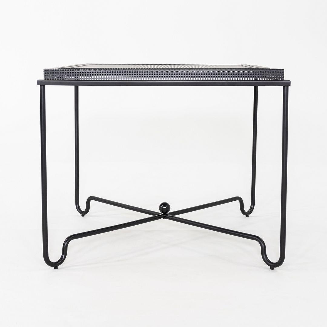 Se trata de una Mesa de comedor Tropique, diseñada originalmente por Mathieu Mategot en 1954. Este ejemplo concreto fue fabricado por GUBI en Dinamarca en 2024. El diseño de la mesa se compone de varillas de acero inoxidable como base, con una chapa