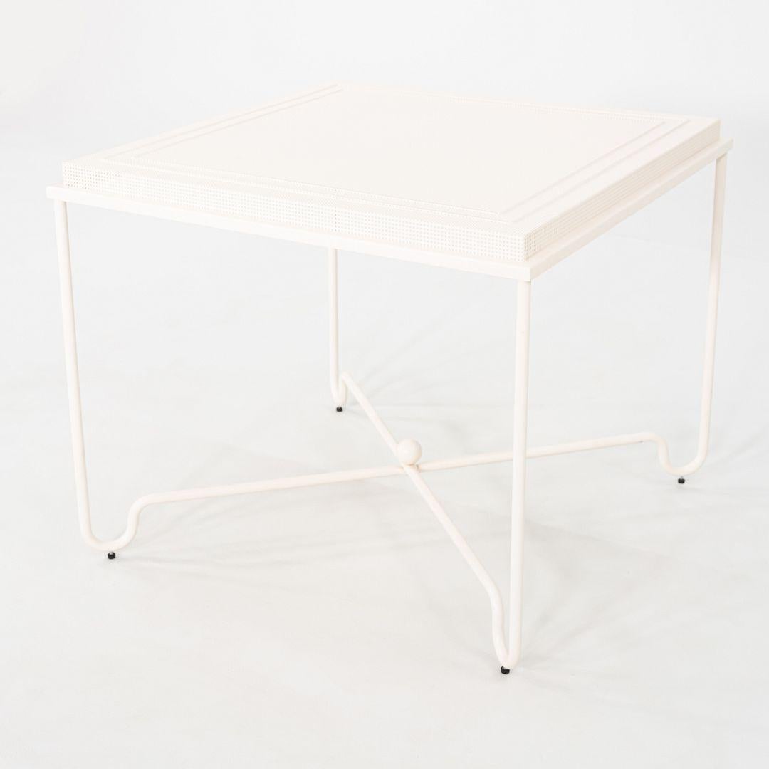 Se trata de una Mesa de comedor Tropique, diseñada originalmente por Mathieu Mategot en 1954. Este ejemplo concreto fue fabricado por GUBI en Dinamarca en 2024. El diseño de la mesa se compone de varillas de acero inoxidable como base y una chapa de