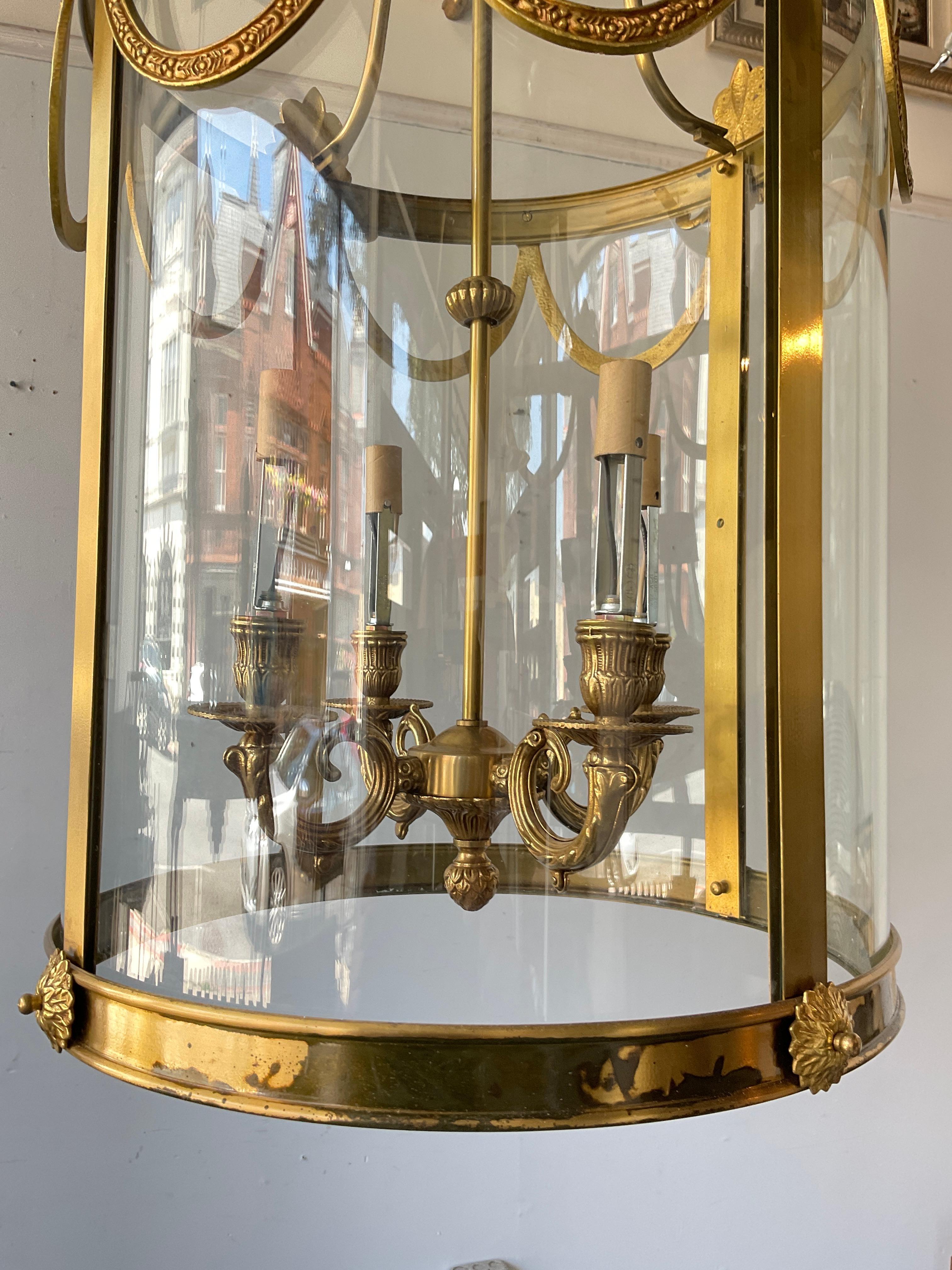 2024 Metropolitan Lighting Large Regency Style Brass Lantern In Good Condition For Sale In Tarrytown, NY