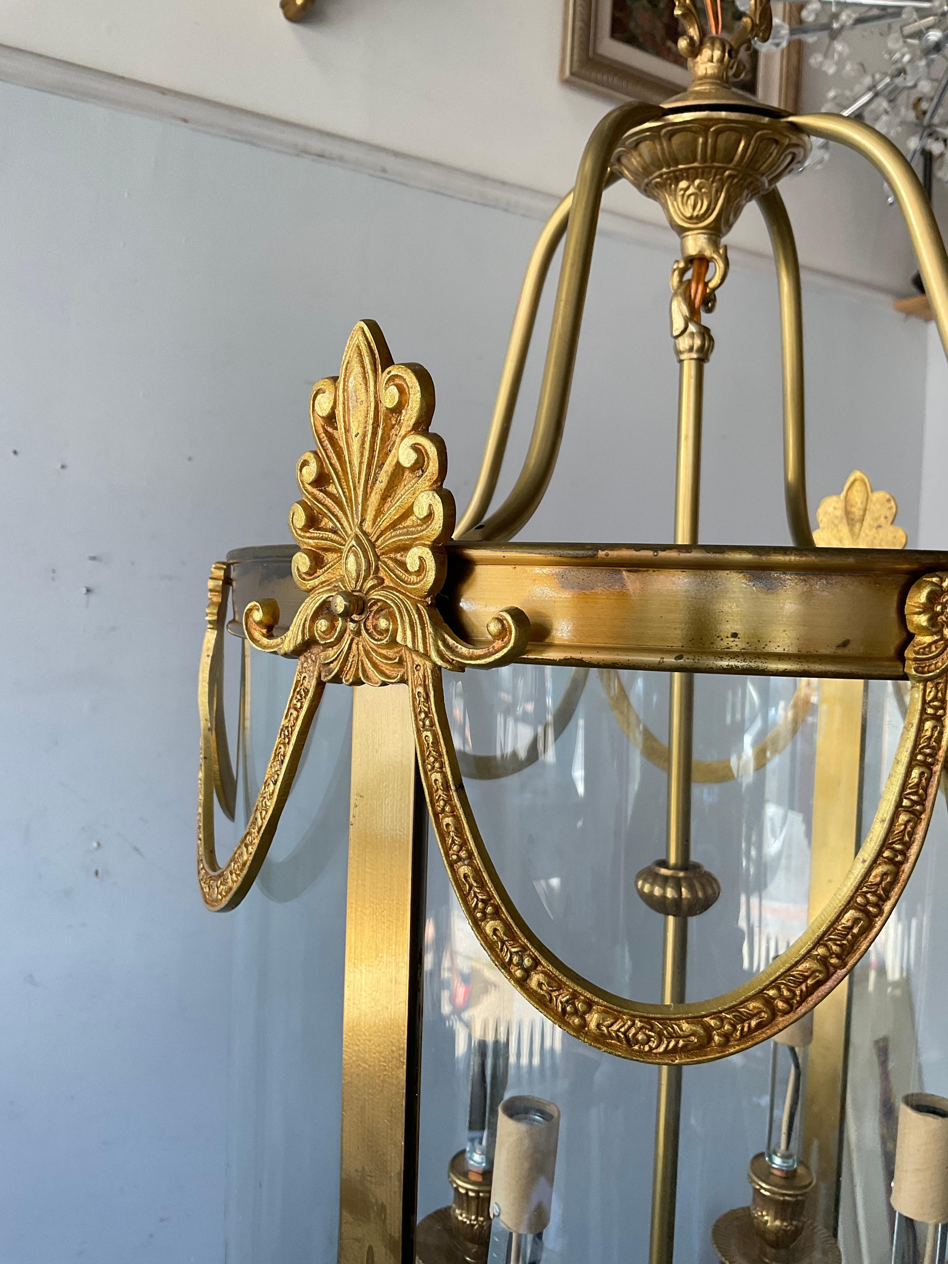 Contemporary 2024 Metropolitan Lighting Large Regency Style Brass Lantern For Sale