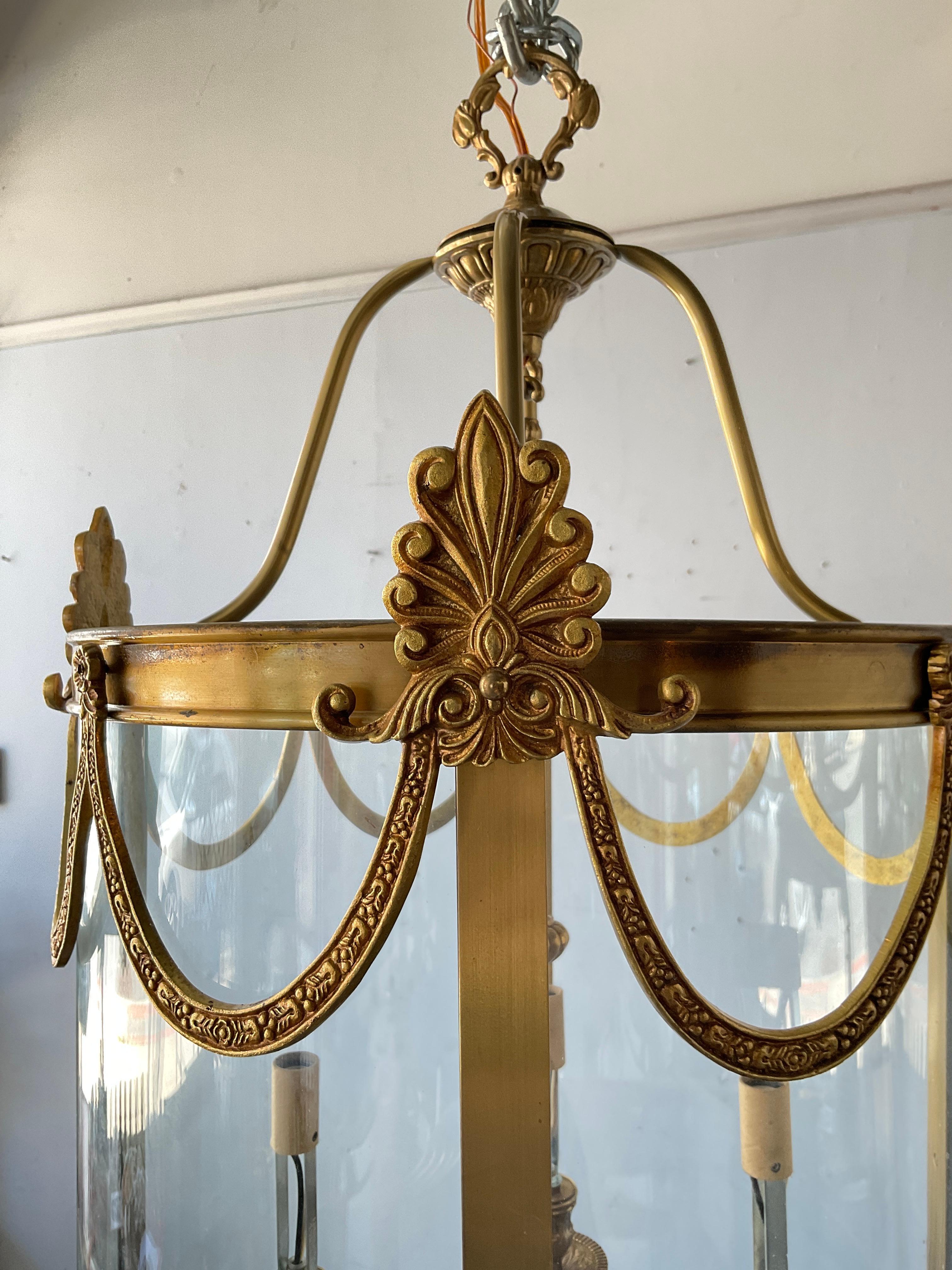 2024 Metropolitan Lighting Large Regency Style Brass Lantern For Sale 2