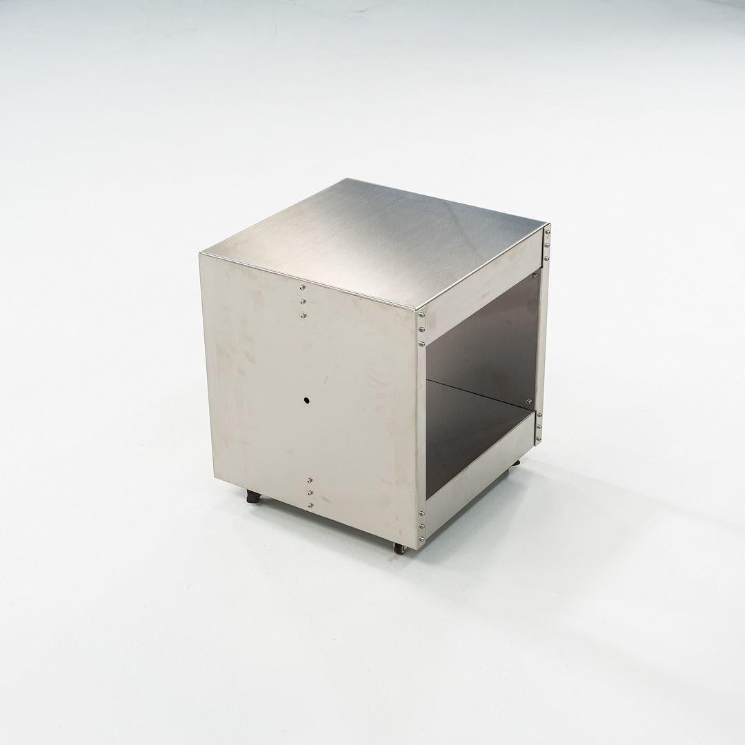 Il s'agit d'un chariot NM23, conçu à l'origine par Nicolo Ornaghi et Francesco Zorzi. Cet exemple particulier a été produit par NM3 en Italie C.C. 2024. Le chariot est entièrement constitué d'acier inoxydable. 
 
 Le chariot NM23 mesure 15,7 pouces