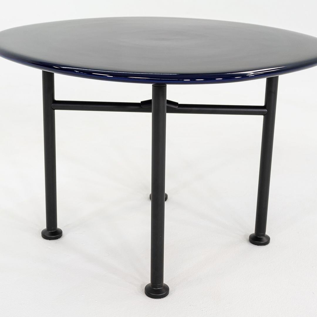2024 OEO Studio para GUBI Mesa baja Carmel con tablero azul Pacífico 23 Metal en venta