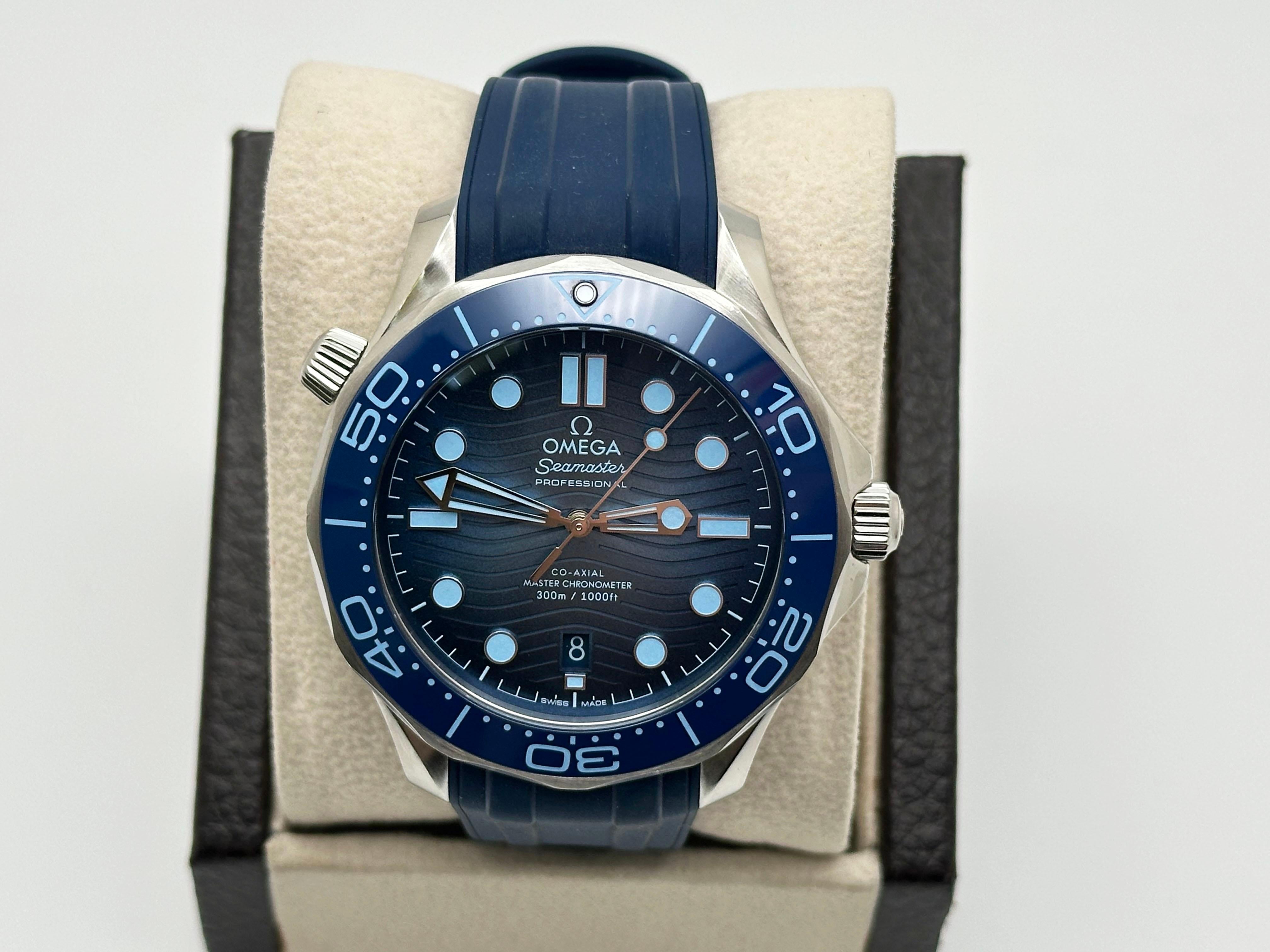 Número de estilo: 210.32.42.20.03.002



Año: 2024

 

Model No: Omega Seamaster Diver 

 

Material de la caja: Acero inoxidable 

 

Pulsera: Correa de caucho azul 

 

Bisel: Bisel de cerámica azul 

 

Esfera: Esfera Azul Verano 

 

Cara: