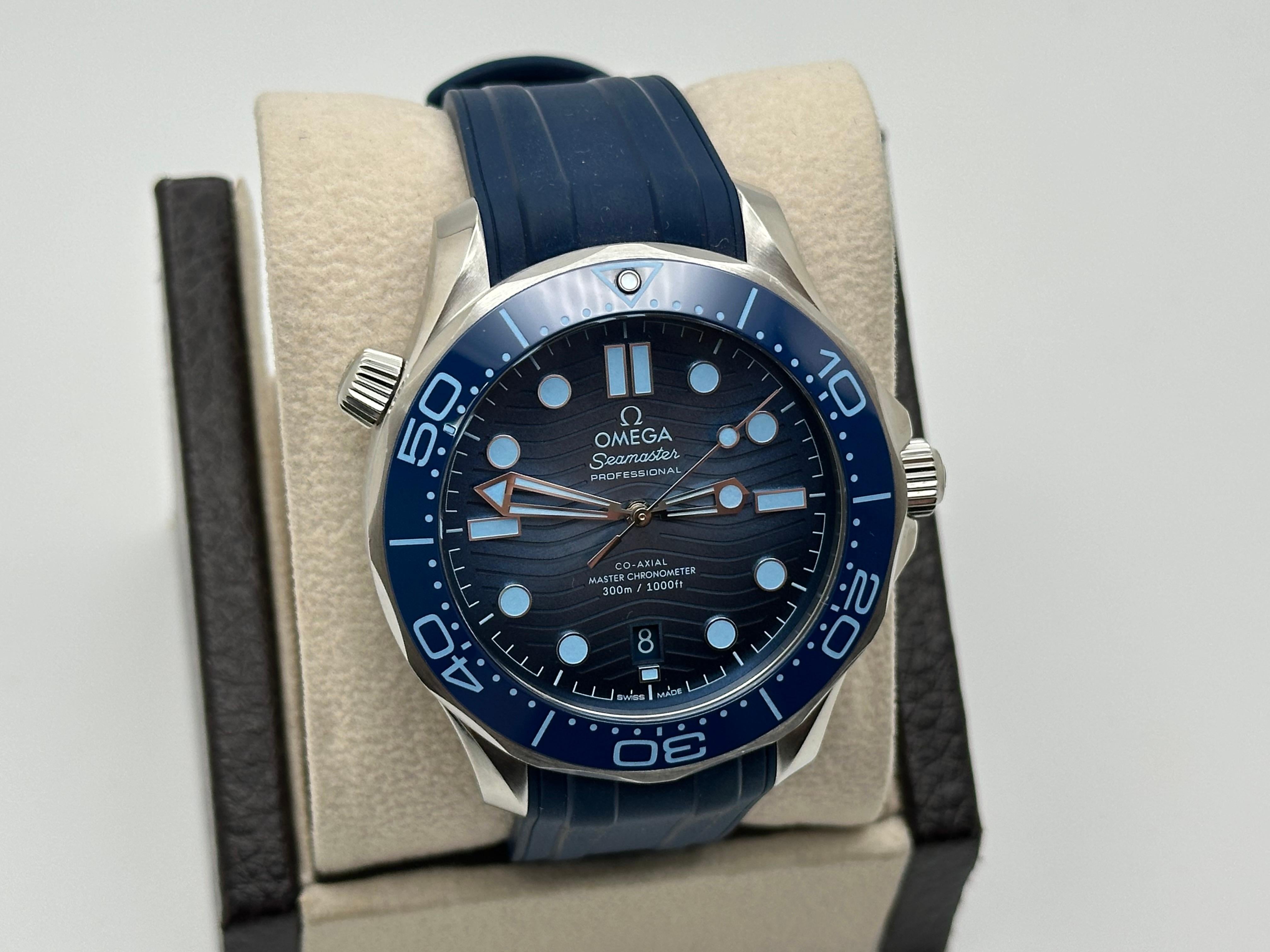 2024 Omega 210.32.42.20.03.002 Seamaster Verano Esfera Azul Caja Inoxidable Papel en Excelente estado para la venta en San Diego, CA