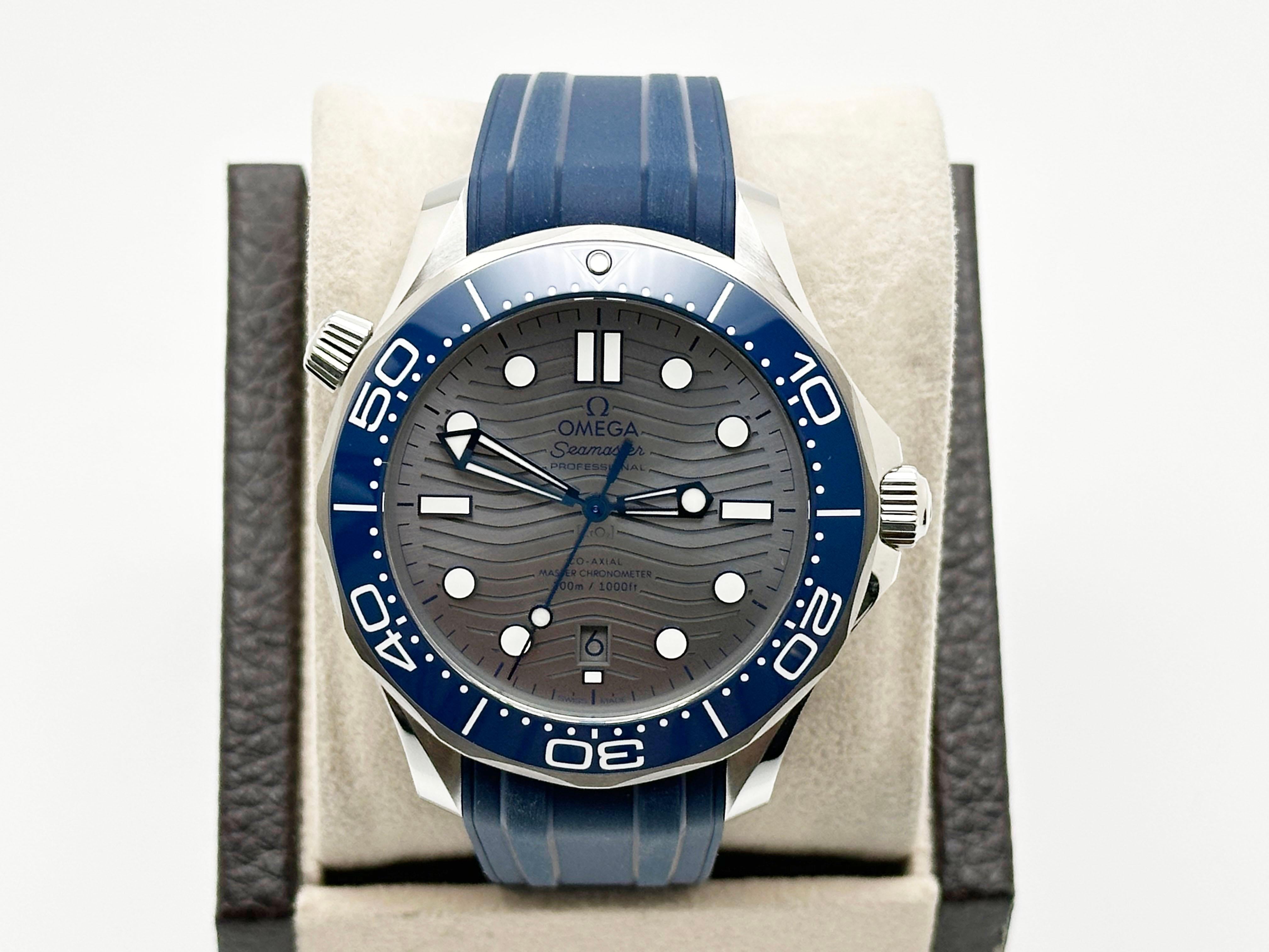 Modellnummer: 210.32.42.20.06.001



Jahr: 2024

 

Modell: Omega Seamaster Diver

 

MATERIAL des Gehäuses: Rostfreier Stahl 

 

Band: Blaues Gummiarmband 

 

Lünette: Blaue Keramik-Lünette 

 

Zifferblatt: Grau 

 

Gesicht: Saphirglas 

