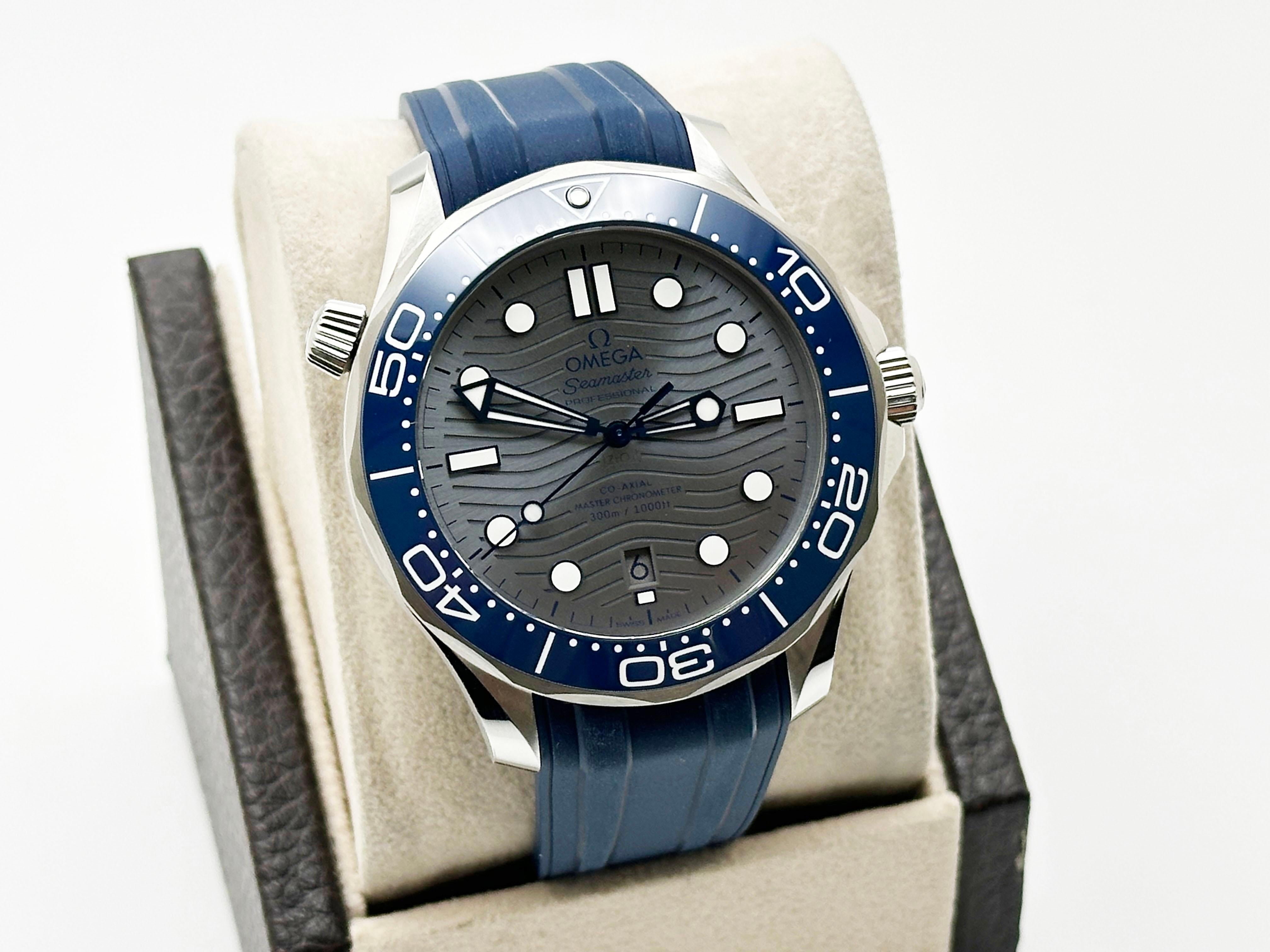 2024 Omega Seamaster Diver 210.32.42.20.06.001 Blaue Lünette Stahl Box Papier im Zustand „Hervorragend“ im Angebot in San Diego, CA