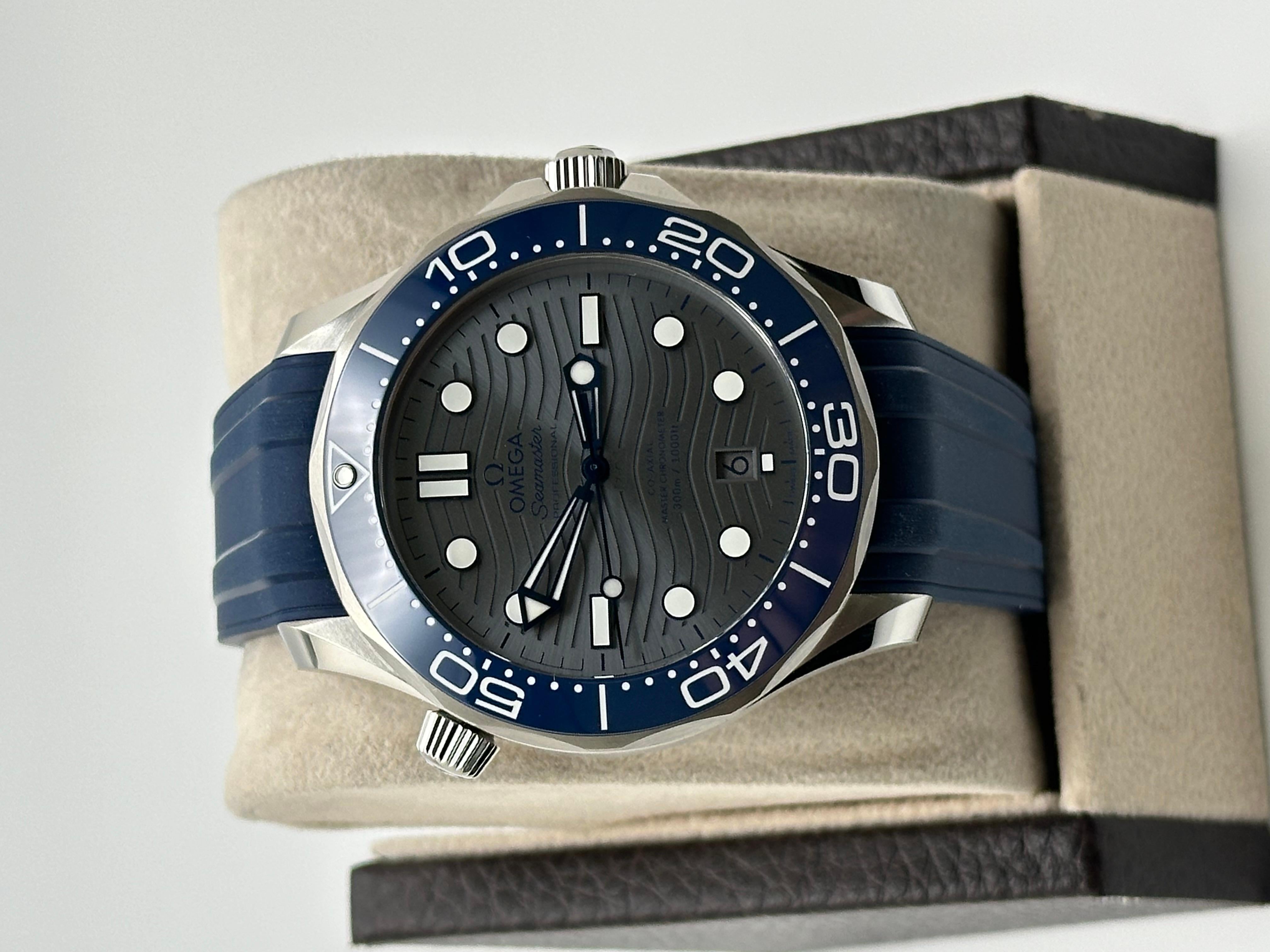 2024 Omega Seamaster Diver 210.32.42.20.06.001 Blaue Lünette Stahl Box Papier im Angebot 1