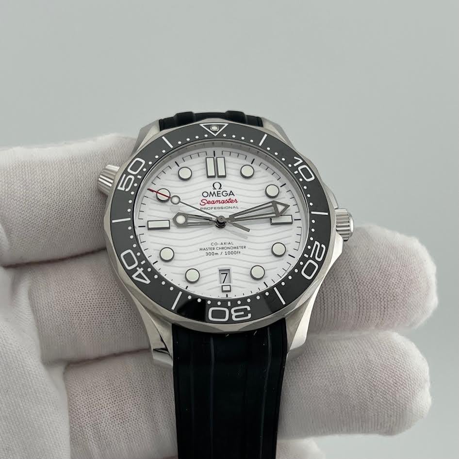 2024 OMEGA Seamaster Diver 300M 210.32.42.20.04.001 42mm White Dial Box Paper In Good Condition For Sale In San Diego, CA