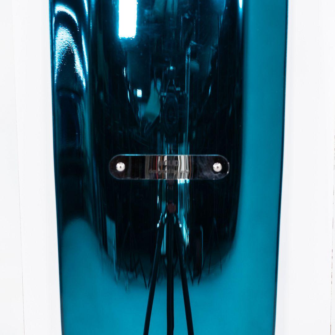 Il s'agit d'un skateboard Bolid, conçu à l'origine par Oskar Zieta pour Zieta. Cet exemplaire a été produit en Pologne en 2024. Cette pièce est composée d'acier inoxydable (inox) et d'acier au carbone.
 
 Le Bolid Skateboard mesure 3,9 pouces de