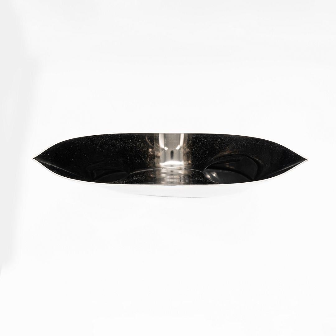 Questo è un vaso Karava, disegnato originariamente da Oskar Zieta per Zieta nel 2010. Questo particolare esemplare è stato prodotto in Polonia nel 2024. Il vaso è realizzato in acciaio inossidabile (inox).
 
 Il vaso Karava misura 2,4 pollici di