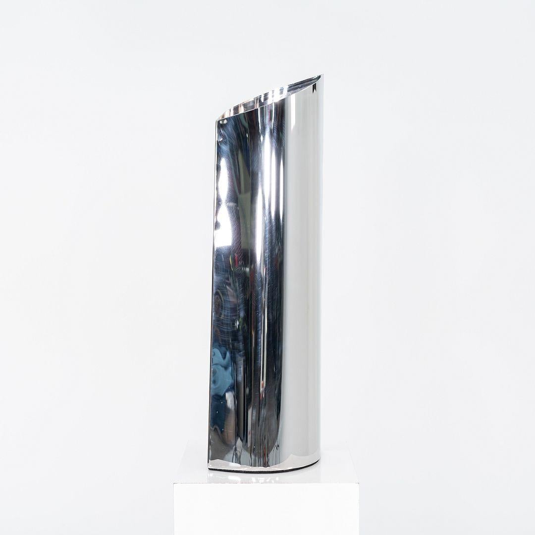 Questo è un vaso Parova L60, originariamente disegnato da Oskar Zieta per Zieta. Questo particolare esemplare è stato prodotto in Polonia nel 2024. Il vaso è realizzato in acciaio inossidabile (inox).
 
 Il vaso Parova misura 7,87 pollici di