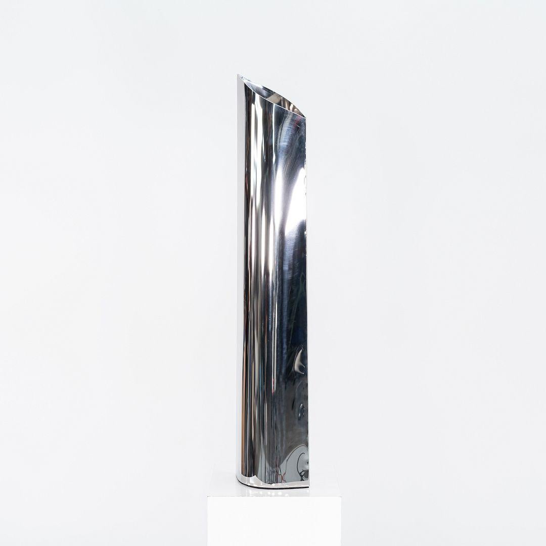 Questo è un vaso Parova L85, originariamente disegnato da Oskar Zieta per Zieta. Questo particolare esemplare è stato prodotto in Polonia nel 2024. Il vaso è realizzato in acciaio inossidabile (inox).
 
 Il vaso Parova misura 5,12 pollici di